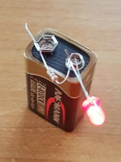 Leuchtende LED an einer 9V-Blockbatterie
