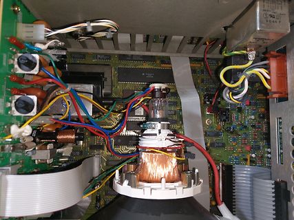 Innenansicht eines Röhrenfernsehers mit Leiterplatten und Verkabelung