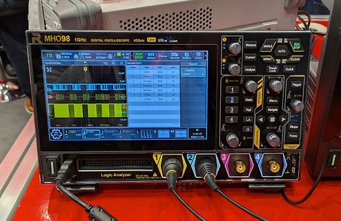 Digitales Oszilloskop MHO98 mit Messsignalen