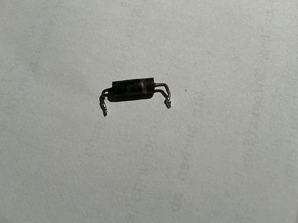 Elektronisches Bauteil auf hellem Untergrund