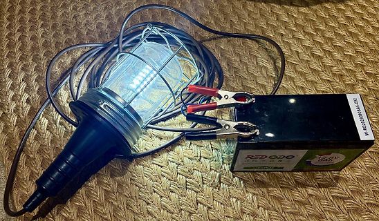 Leuchtende Taschenlampe an LiFePO4-Akku mit Krokodilklemmen