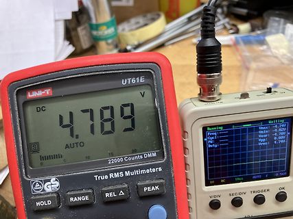 Digitalmultimeter und Oszilloskop auf Werkstatt-Tisch