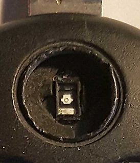 Nahaufnahme eines elektrischen Schalters in einer Gehäuseöffnung