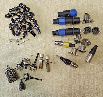 Verschiedene elektronische Steckverbinder und Schalter