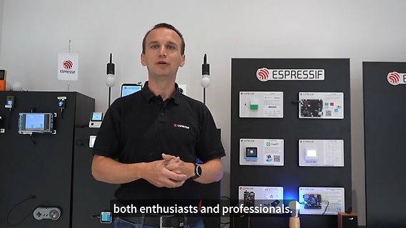 Mann vor Espressif Produktwand