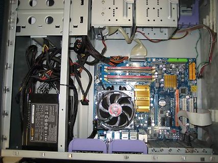 Innenansicht eines Computergehäuses mit Mainboard und Netzteil