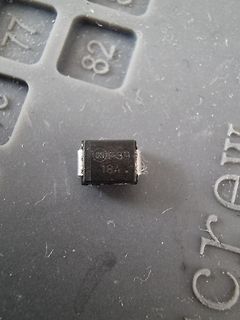 Kleines elektronisches Bauteil auf Unterlage