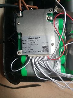 BMS-Modul mit Li-Ion-Akkuzellen