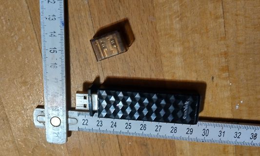 USB-Stick mit Lineal zur Größenmessung