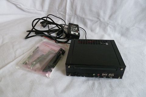Externes Netzteil und schwarzes Gehäuse mit Kabeln