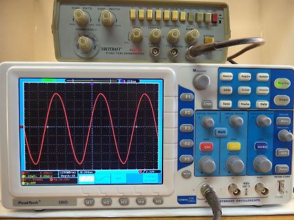 Funktionsgenerator und Oszilloskop mit Sinuswelle