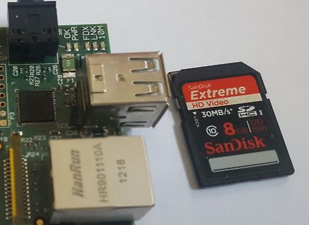 SD-Karte neben Leiterplatte mit USB-Anschluss