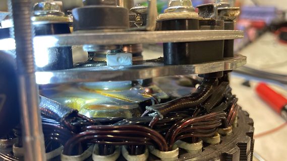Nahaufnahme eines Elektromotors oder Generators mit Wicklungen