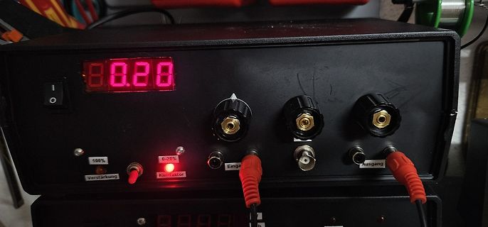 Elektronisches Messgerät mit Display und Anschlüssen