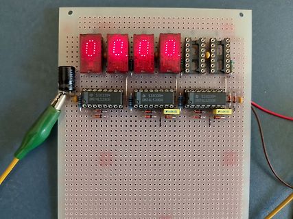 Aufbau mit 7-Segment-Anzeigen und DM74LS390 ICs auf Lochrasterplatine