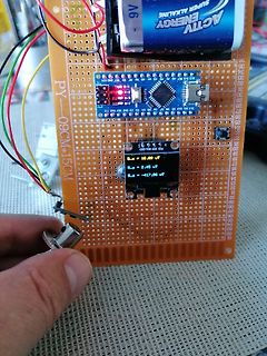 Aufbau mit Mikrocontroller, Display und 9V-Batterie