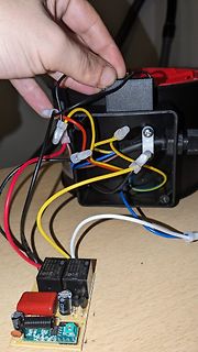 Elektronikbauteile und Verdrahtung auf Holztisch
