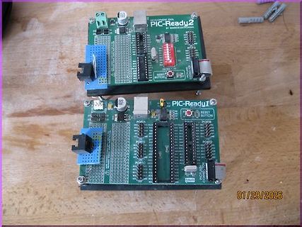 Zwei PIC-Ready Mikrocontroller-Entwicklungsboards auf Holzuntergrund