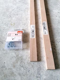 Holzleisten und eine kleine Kunststoffbox mit Schrauben