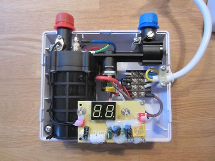 Elektronikaufbau mit Pumpe und Display
