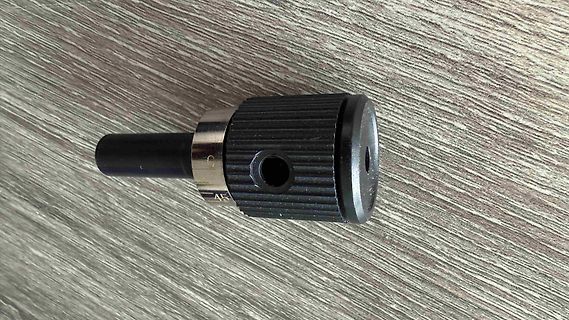 Metallischer Zylinder mit Rändelung und Bohrung