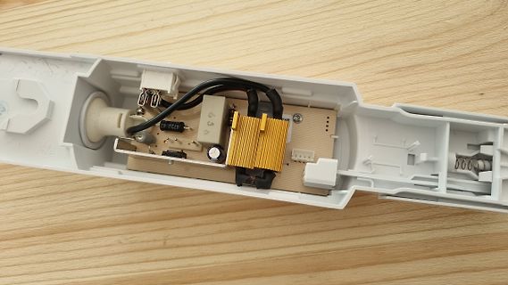 Innenansicht eines elektronischen Geräts mit Kühlkörper