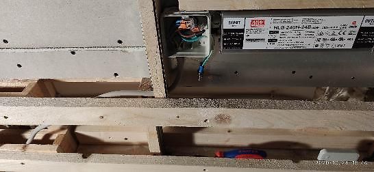 Mean Well Netzteil in Holzkonstruktion