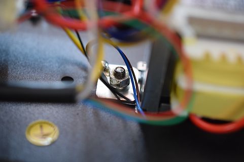Verdrahtung und Metallhalterung in einem Gehäuse
