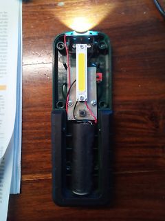 Innenansicht einer Taschenlampe mit LED-Platine und Akku