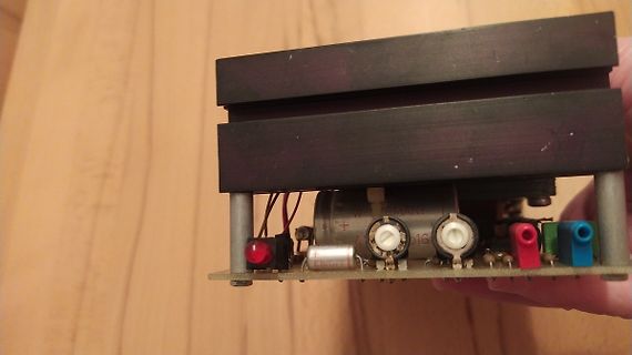 Leiterplatte mit Elektrolytkondensatoren und LEDs