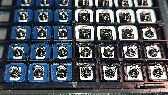 Nahaufnahme von mechanischen Tastenschaltern mit sichtbaren Federn