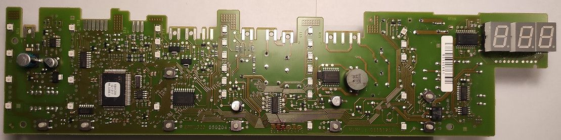 Grüne Leiterplatte mit Display und elektronischen Bauteilen