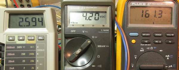 Drei digitale Multimeter mit unterschiedlichen Messwerten