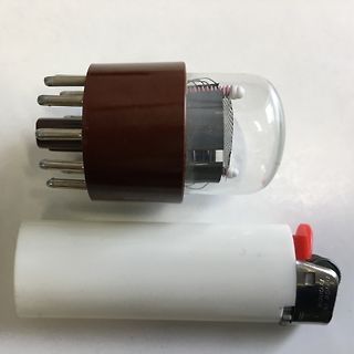 Elektronenröhre und Feuerzeug