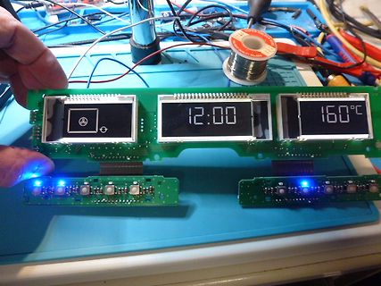 LCD-Display und LED-Leisten auf Werkstattunterlage