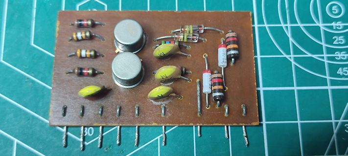Foto einer bestückten Leiterplatte mit elektronischen Bauteilen