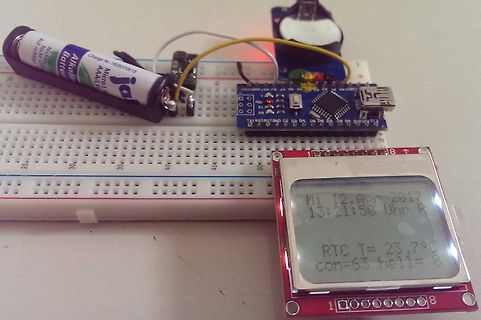 Mikrocontroller Aufbau auf Breadboard mit LCD und Batterien