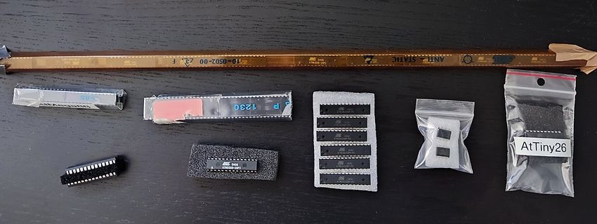 Verschiedene Mikrocontroller und ICs in Verpackungen