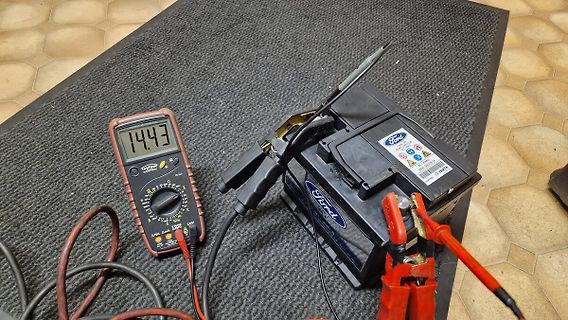 Multimeter misst Spannung an Autobatterie
