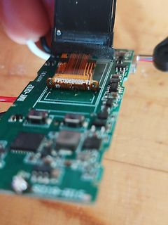 Nahaufnahme einer Leiterplatte mit Flachbandkabel