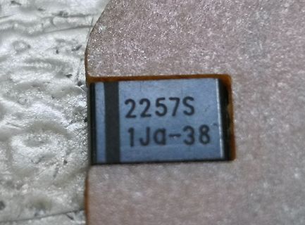Elektronikbauteil mit Typenbezeichnung