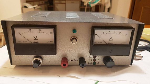 Labornetzteil mit Analoganzeigen
