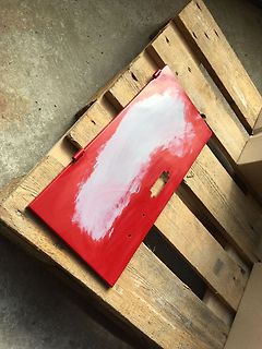 Rote Metallplatte auf Holzpalette