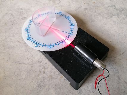 Messaufbau mit Laser und Gradskala
