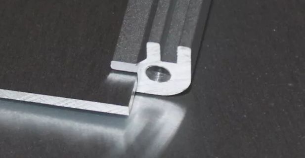 Aluminiumprofil und Metallplatte