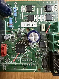 Bestückte grüne Leiterplatte mit elektronischen Bauteilen