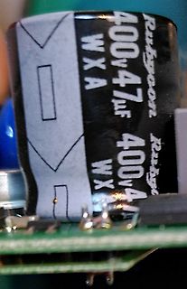 Nahaufnahme eines Elektrolytkondensators auf einer Leiterplatte