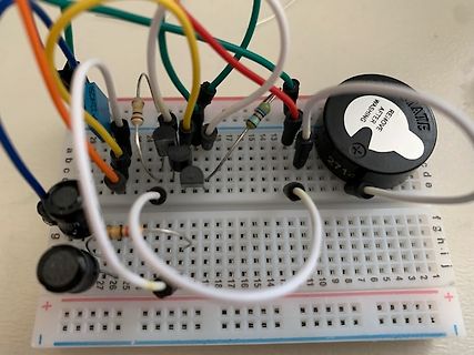 Aufbau auf einem Breadboard mit Bauteilen und Kabeln
