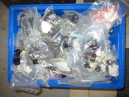 Plastikbeutel mit verschiedenen elektronischen Bauteilen in einer blauen Kiste