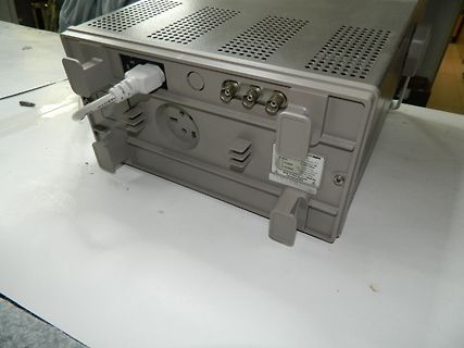 Rückseite eines elektronischen Geräts mit Anschlüssen